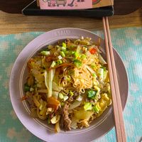 可能是‎麵、炒飯、拉麵、炒麵和‎顯示的文字是「 ‎STAUB たい س 크로림! BE ZWILLING ZWILLING‎ 」‎‎ 的圖像