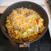 可能是快炒、炒麵和拉麵的圖像