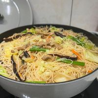 可能是義大利麵、拉麵、麵和炒麵的圖像