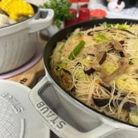 可能是義大利麵、拉麵、火鍋、麵和文字的圖像