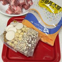 可能是豆腐和顯示的文字是「台糖晶小糖 Suran CRYSTALSCPE CRYSTAL YSTAL CRYST 淨重 500公克 500公克 (500g N AR CORPORALION製造 .H 製造、 CORPO 」的圖像