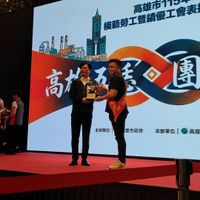 可能是一或多人和文字的圖像