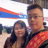 可能是一或多人和文字的圖像