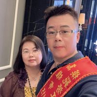 可能是一或多人和文字的圖像