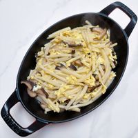 可能是豆腐、炒麵和香菇的圖像
