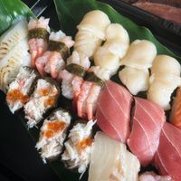 可能是壽司和生魚片的圖像