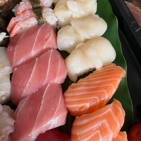 可能是壽司和生魚片的圖像