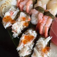 可能是生魚片、壽司和魚卵的圖像