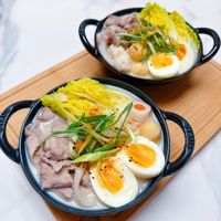 可能是麵、水波蛋、火鍋、豆腐、粥、蛋黃和拉麵的圖像