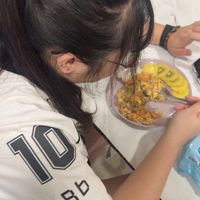 可能是印度香料飯和炒麵的圖像