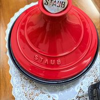 可能是顯示的文字是「 STAUB STAUB aui 」的圖像
