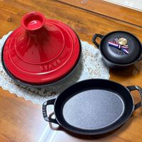 可能是顯示的文字是「 STAUB 」的圖像