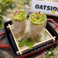 可能是甜點和顯示的文字是「 OATSIDE EZN 」的圖像