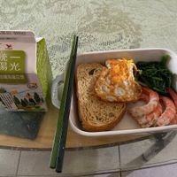 可能是拉麵、歐姆蛋、黑麥麵包、水波蛋和文字的圖像