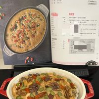 可能是肉餡餅、西班牙大鍋飯、牧羊人派和文字的圖像