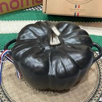 可能是顯示的文字是「 STAUB nom II FABRIQUE FRANCE MADE FABRIQUEENTRANCE FR FRANCE 」的圖像