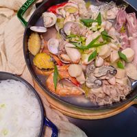 可能是西班牙大鍋飯、麵和香菇的圖像