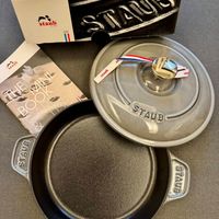 可能是鬆餅機和顯示的文字是「 staub TAUB staab Stauk staub 파민트 OK STAUB STAUB STAUS STAUB 」的圖像