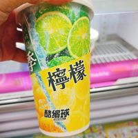 可能是食物和顯示的文字是「 th 檸檬 酷缩球 ICEBALL BALL ICE 」的圖像
