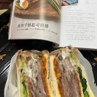 可能是總匯三明治和文字的圖像