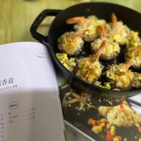 可能是西班牙大鍋飯、炒飯和文字的圖像