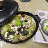 可能是香菇、火鍋、豆腐和文字的圖像