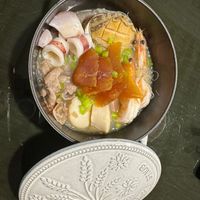 可能是豆腐、麵、生魚片、火鍋和拉麵的圖像