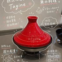 可能是泡茶器、火鍋和顯示的文字是「最適合煮 無水料理 四中食打容身的水会 就很夠！ ۵۵٥ 聽說很屬害的 Tagine Tagine 保留原味 鎮佳營養 鎖住營養 超級鮮甜！ २ 好美！ 質感爆相 缺點就是.… 超大超重 3 梅櫃都滿了... 真的好重. 搬 搬一次 一次 要練臂力2 తెళరకె కరిం 到底要放哪裡」的圖像