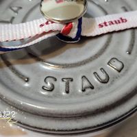 可能是舒芙蕾和顯示的文字是「 staub staub STAUD ST STA Ca AUD JT料理學習日記？ 」的圖像