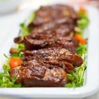 可能是肉排和燉小牛膝的圖像