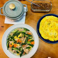 可能是炒飯、北非小米飯和歐姆蛋的圖像