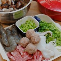 可能是火鍋、豆腐和顯示的文字是「 STAUB STAUS U 」的圖像