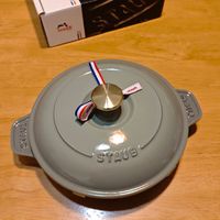 可能是鬆餅機和顯示的文字是「 taub stauh STAUB 」的圖像