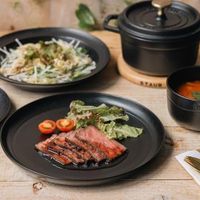 可能是肉排和顯示的文字是「 STAUD 」的圖像