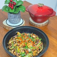 可能是香菇、炒麵和豆腐的圖像