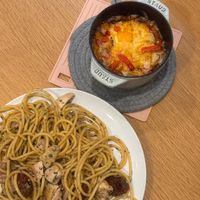 可能是義大利麵和顯示的文字是「 STAUB STAUB SUADO SUVIS 」的圖像