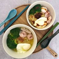 可能是水波蛋、粥、麵、拉麵和顯示的文字是「 STAUB STAUB 」的圖像
