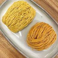 可能是義大利麵、麵和蛋黃的圖像
