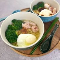 可能是粥、豆腐、水波蛋、拉麵、蛋黃和文字的圖像