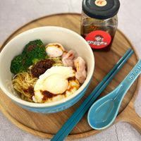 可能是蛋黃、豆腐、拉麵、水波蛋和文字的圖像