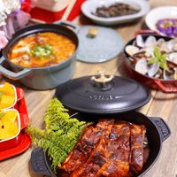 可能是火鍋、豆腐、西班牙大鍋飯和顯示的文字是「 레 STAUS 」的圖像
