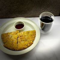 可能是咖啡杯和燕麥餅乾的圖像