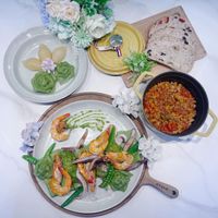 可能是西班牙大鍋飯、炒飯、肉餡餅、豆腐和北非小米飯的圖像