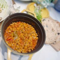 可能是西班牙大鍋飯、北非小米飯和魚卵的圖像