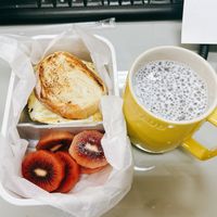 可能是草莓、英式瑪芬和文字的圖像