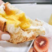 可能是蛋黃、水果和英式瑪芬的圖像