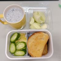 可能是黑麥麵包和文字的圖像
