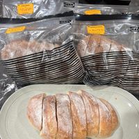 可能是黑麥麵包、法式長棍麵包、巴布卡麵包和半圓形餡餅的圖像