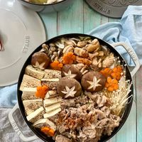 可能是豆腐、火鍋和顯示的文字是「 UB STAUB STAUB 」的圖像