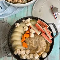 可能是火鍋和顯示的文字是「 0 TAUD STAUB laub ยกช an 」的圖像